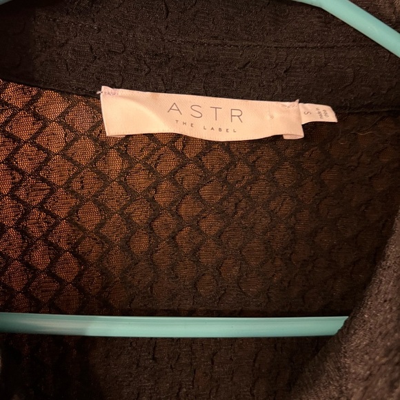 Astr Textured Collared Hook-Closure Top - Picture 6 of 6